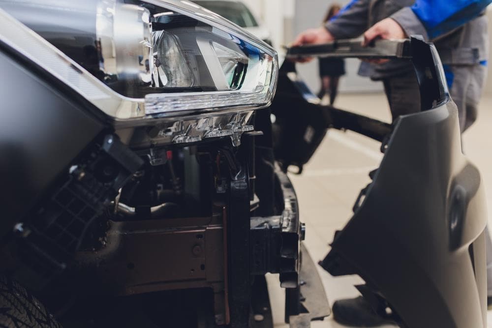 ¿Cuáles son las aplicaciones más comunes del mecanizado de plásticos en la industria automotriz?