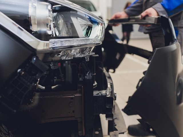¿Cuáles son las aplicaciones más comunes del mecanizado de plásticos en la industria automotriz?